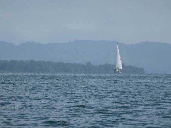 Um veleiro nas águas do Rio Dulce, na Guatemala